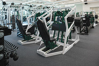 A variety of weight training equipment is offered in the Michigan State hockey weight room for athletes, all positioned on REGUPOL aktivpro roll flooring.