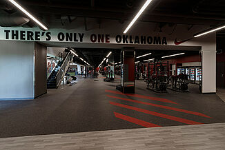 Oklahoma University provides a high-quality performance training facility for athletes to continue bettering them athletics. REGUPOL aktivpro roll flooring is used throughout the facility to provide durability and customizable designs throughout.