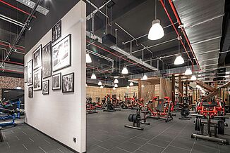 Interior view of the Gold's Gym fitness centre in Jena with REGUPOL sports flooring.