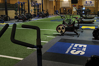 The Elite Training Facility in the Honourable W.C. Kennedy Collegiate building provides a variety of equipment for athletes. Each REGUPOL crash lifting platform is customized with logos and seamlessly transitions with REGUPOL aktivpro roll flooring.