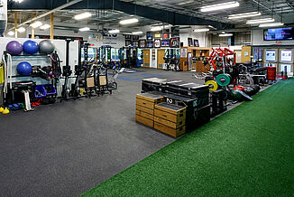 View of the Elite Training Systems facility at the Iroquois Park Sports Centre. The training center features a variety of equipment and machines for athletes, as well as a turf area and REGUPO aktivpro roll flooring throughout.