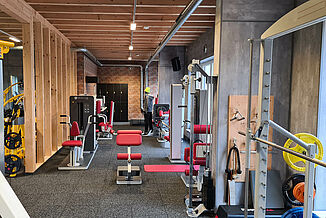 Interior view of the RhönFit therapy centre in Dermbach with various fitness equipment on a REGUPOL gym floor.