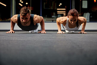 Two athletes perform push-ups on the REGUPOL aktivlok flooring in the New York Fitness Club in Lebanon.