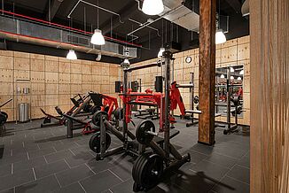 Various sports equipment in the Gold's Gym fitness centre in Jena is placed on a REGUPOL sports floor.