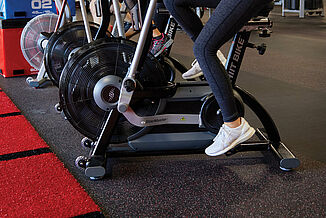 Cycling equipment in the UFC Gym in Lancaster sits on REGUPOL aktiv rolled rubber flooring. Providing a seamless, even surface for equipment and athletes.