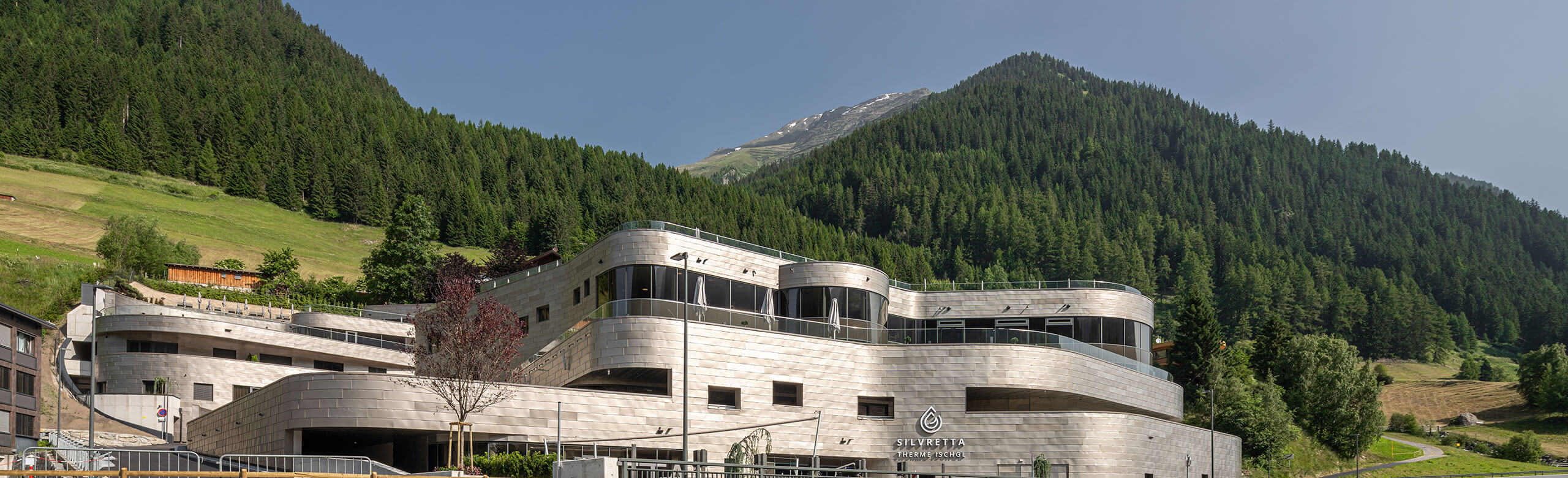 The Silvretta Therme in Ischgl with mountains in the background.