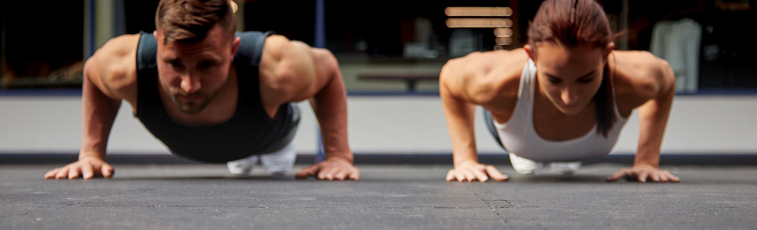 Two athletes perform push-ups on the REGUPOL aktivlok flooring in the New York Fitness Club in Lebanon.